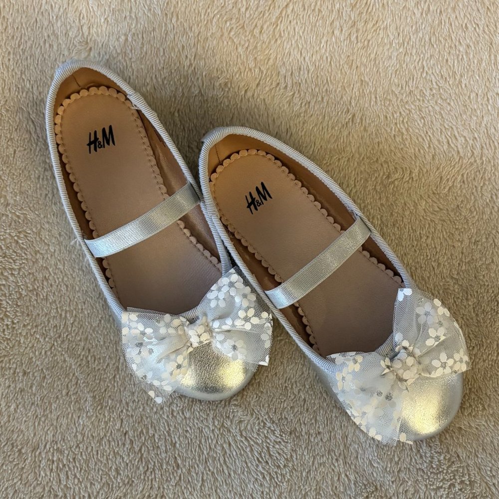 H&M Dressy Ballet Flats with Bows Sizes 9, 10, 11 Toddler in color Silver